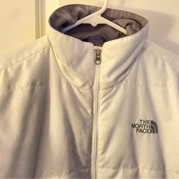 North Face white lightweight puffer jacket, size M. - Picture 3 of 6